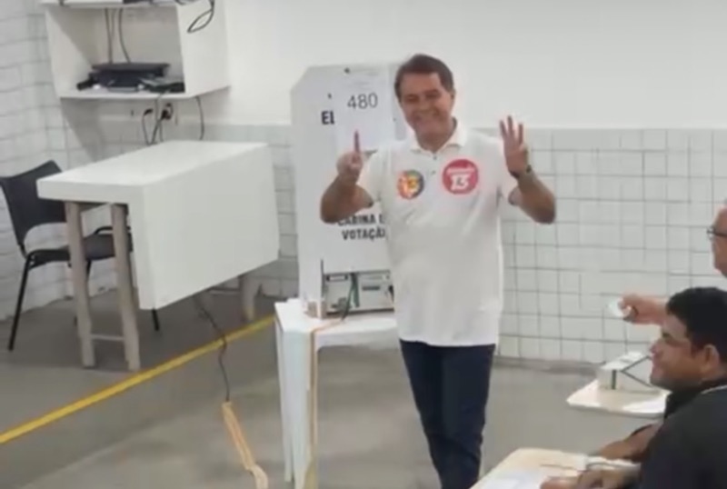 Evandro Leitão vota em Fortaleza, ao lado de Elmano e Camilo Santana