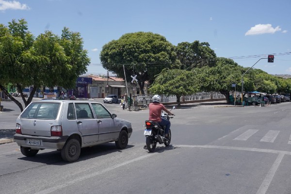 Semáforos no cruzamento das Avenidas Ailton Gomes e Carlos Cruz, em Juazeiro, voltam a funcionar após interrupção