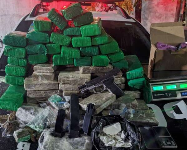 Polícia apreende quase 50kg de maconha com casal armado em Fortaleza