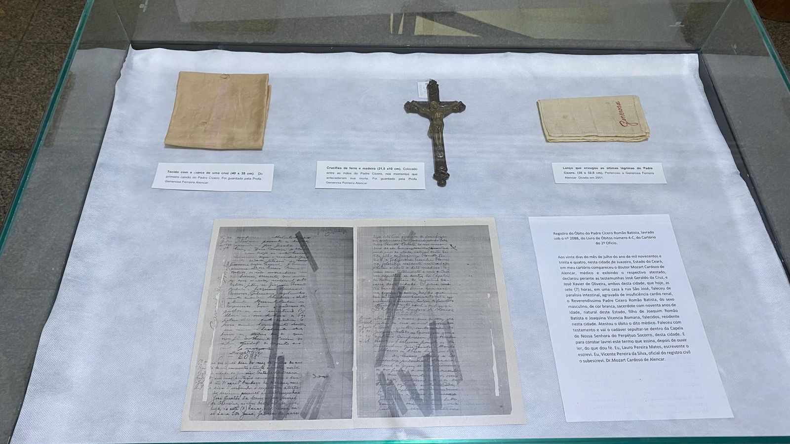 Exposição em Juazeiro traz ano usado para enxugar última lágrima do Padre Cícero e cruz posta na mão do sacerdote, antes de morrer