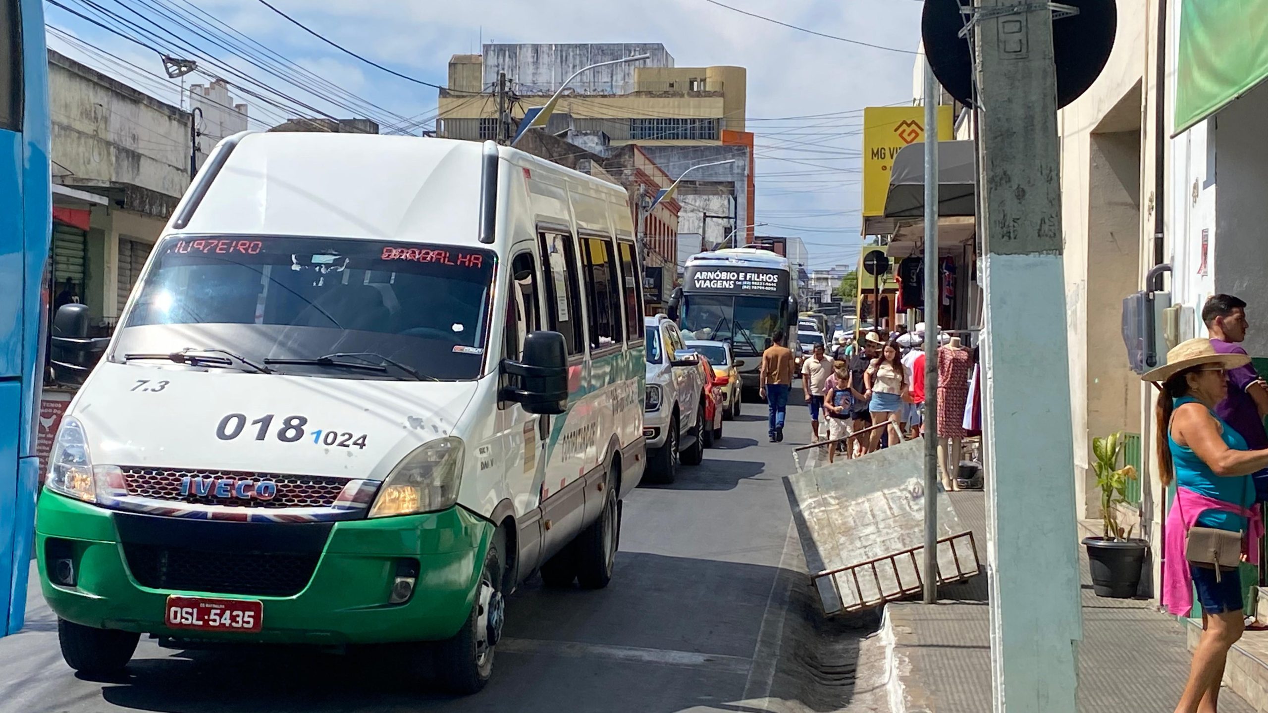 Motoristas devem redobrar atenção com tráfego intenso de veículos e pedestres no centro de Juazeiro, durante Romaria de Finados