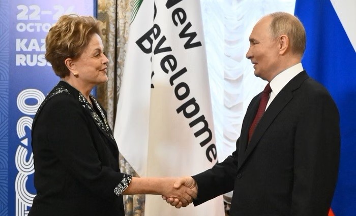 Putin oferece ao Brasil novo mandato no banco dos Brics com Dilma