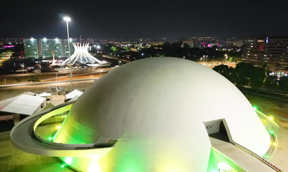 Brasília se ilumina de verde e amarelo antes de jogo da seleção