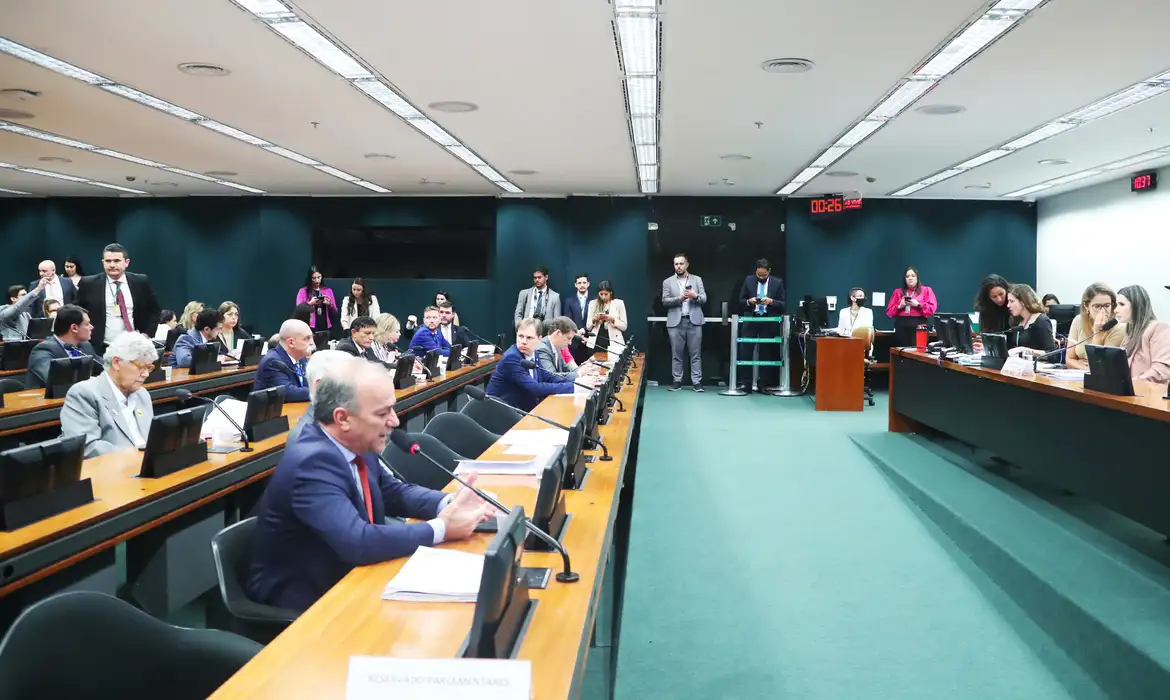 Comissão da Câmara aprova projeto que proíbe decisões individuais no STF