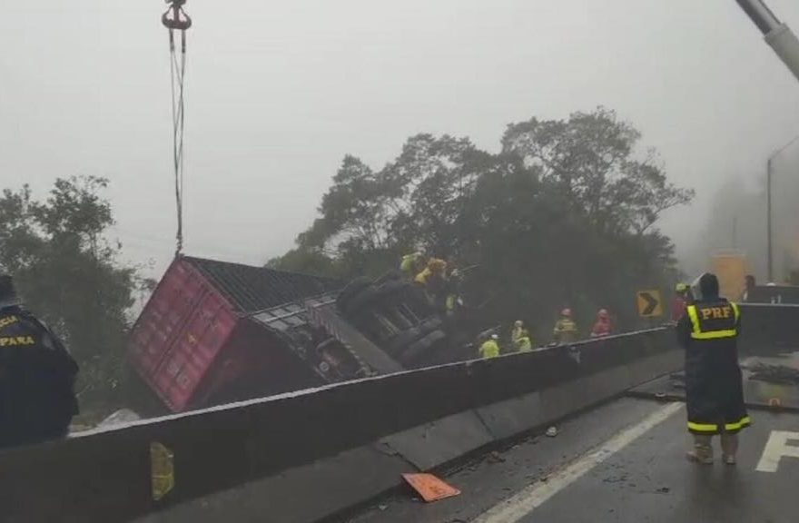 Carreta container tomba sobre van e mata nove pessoas de equipe de remo na BR-376 no Paraná