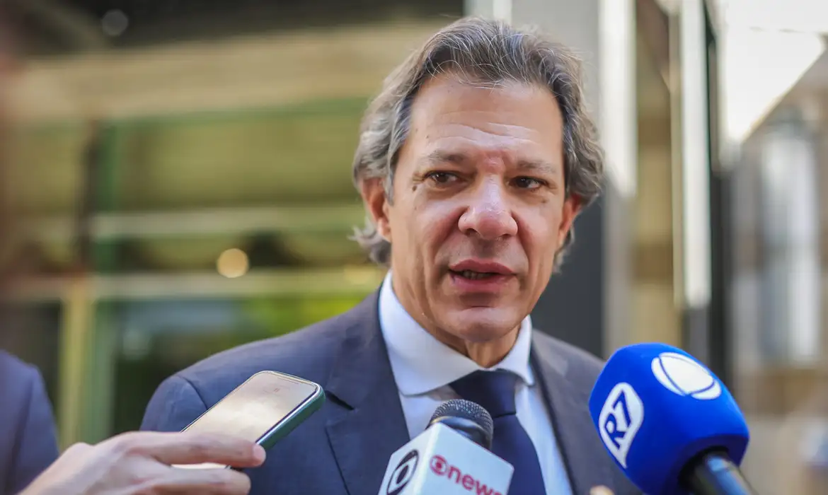 Haddad discute pacote de corte de gastos com Forças Armadas