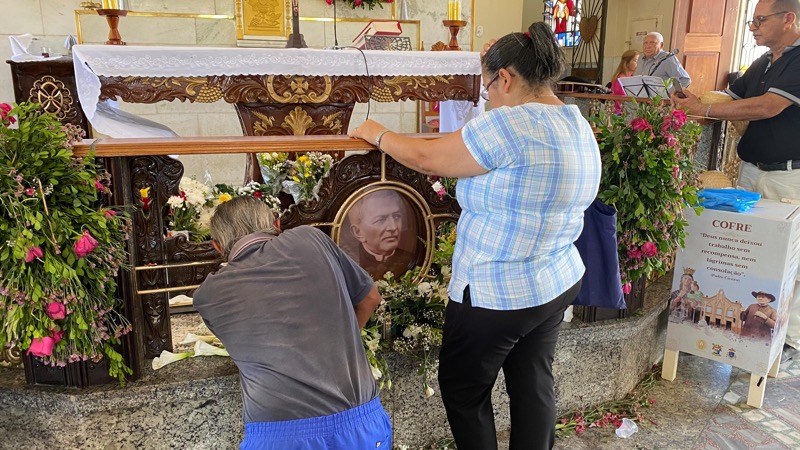 Romeiros lotam Capela do Socorro e visitam túmulo do padre Cícero Romão Batista, no Dia de Finados