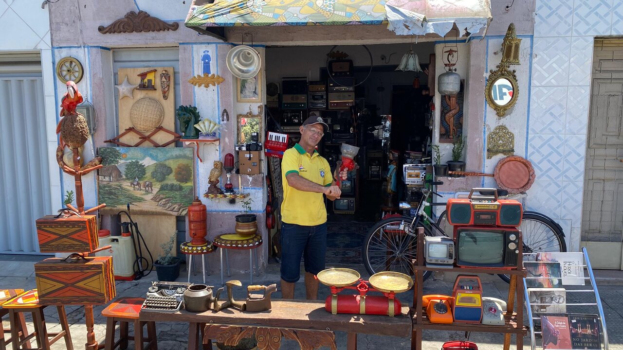 Artesão se destaca por colecionar objetos e restaurar móveis antigos em Juazeiro do Norte