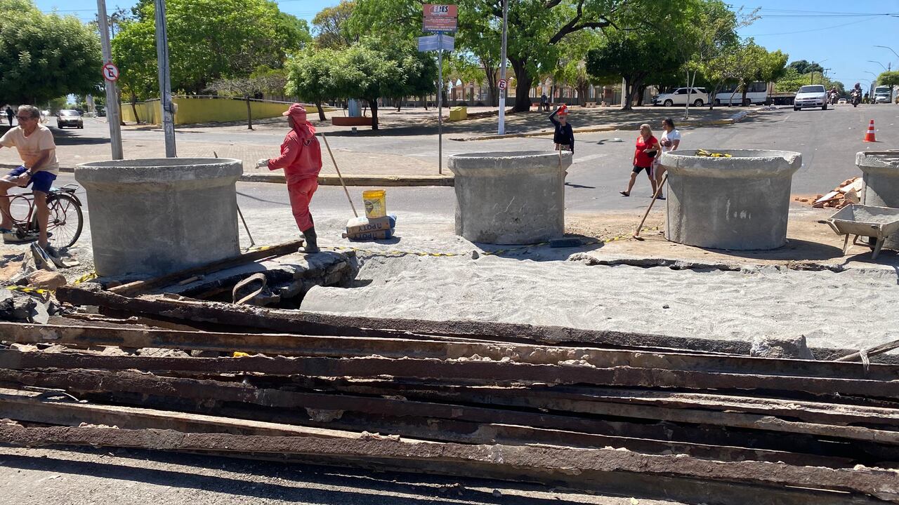 Seinfra inicia obras para recuperar trechos de ruas que estavam afundando por problemas nas galerias pluviais em Juazeiro do Norte