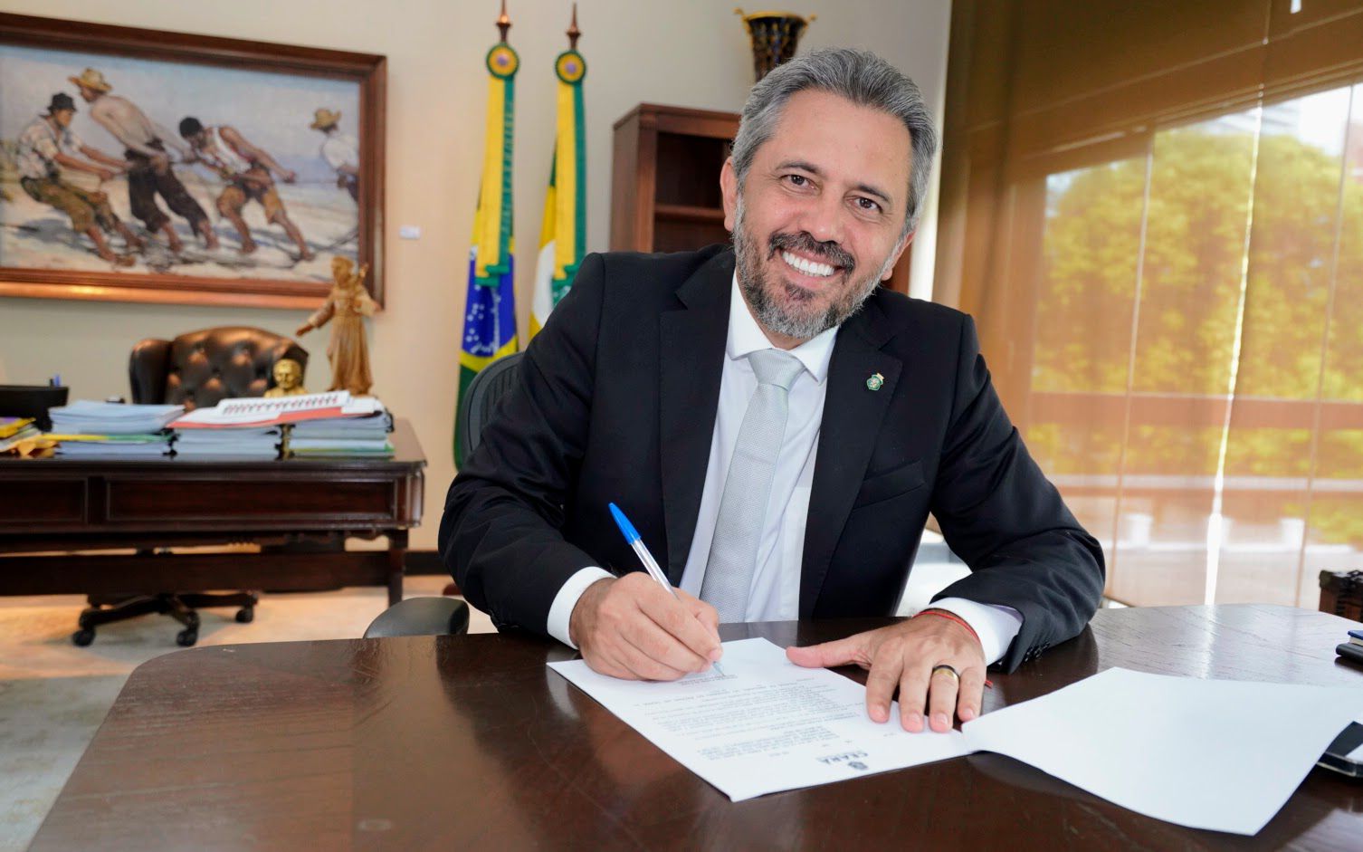 Governador Elmano assina projeto para aumentar em 25% quantitativo de cargos nas universidades estaduais