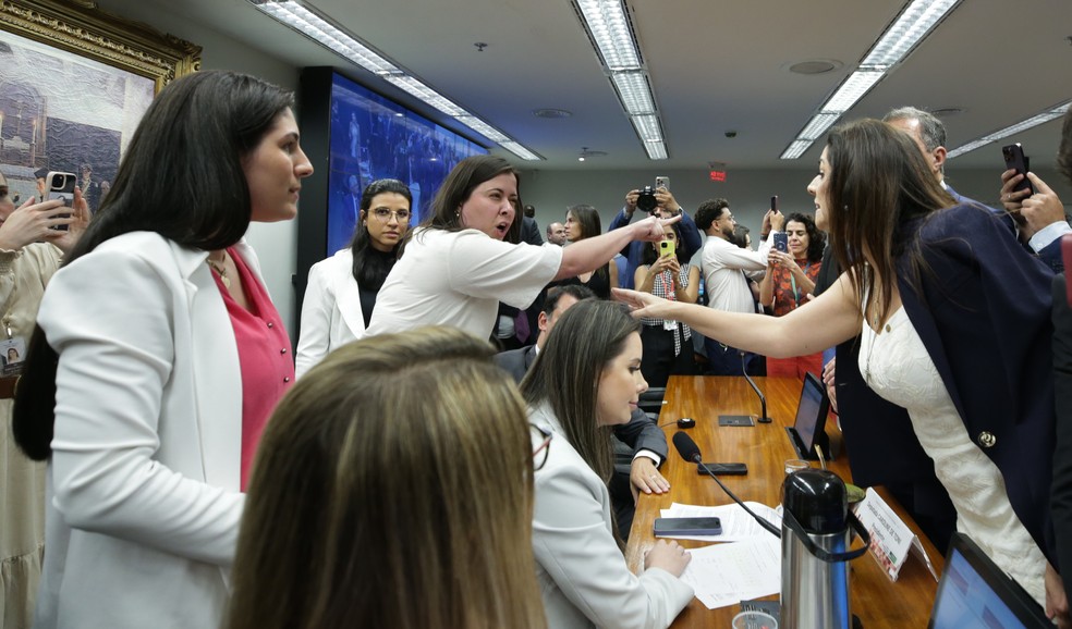 Comissão da Câmara aprova PEC que prevê criminalização do aborto, mesmo em casos previstos na lei