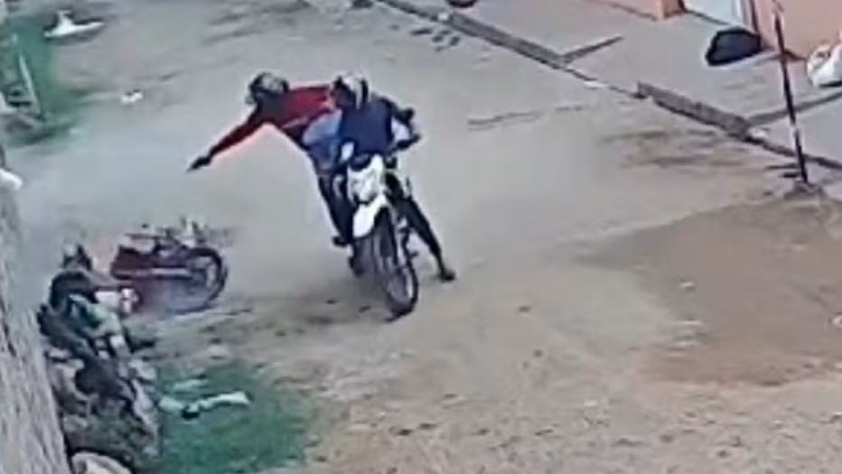 Dupla é presa suspeita de atirar em motociclista antes de roubar mochila da vítima em Juazeiro do Norte