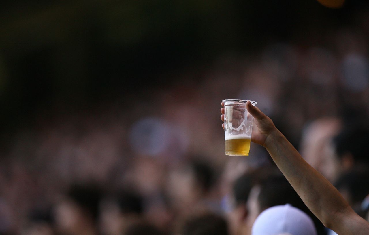 Proposta em análise na Câmara proíbe a venda e porte de bebidas alcoólicas em campeonatos de futebol