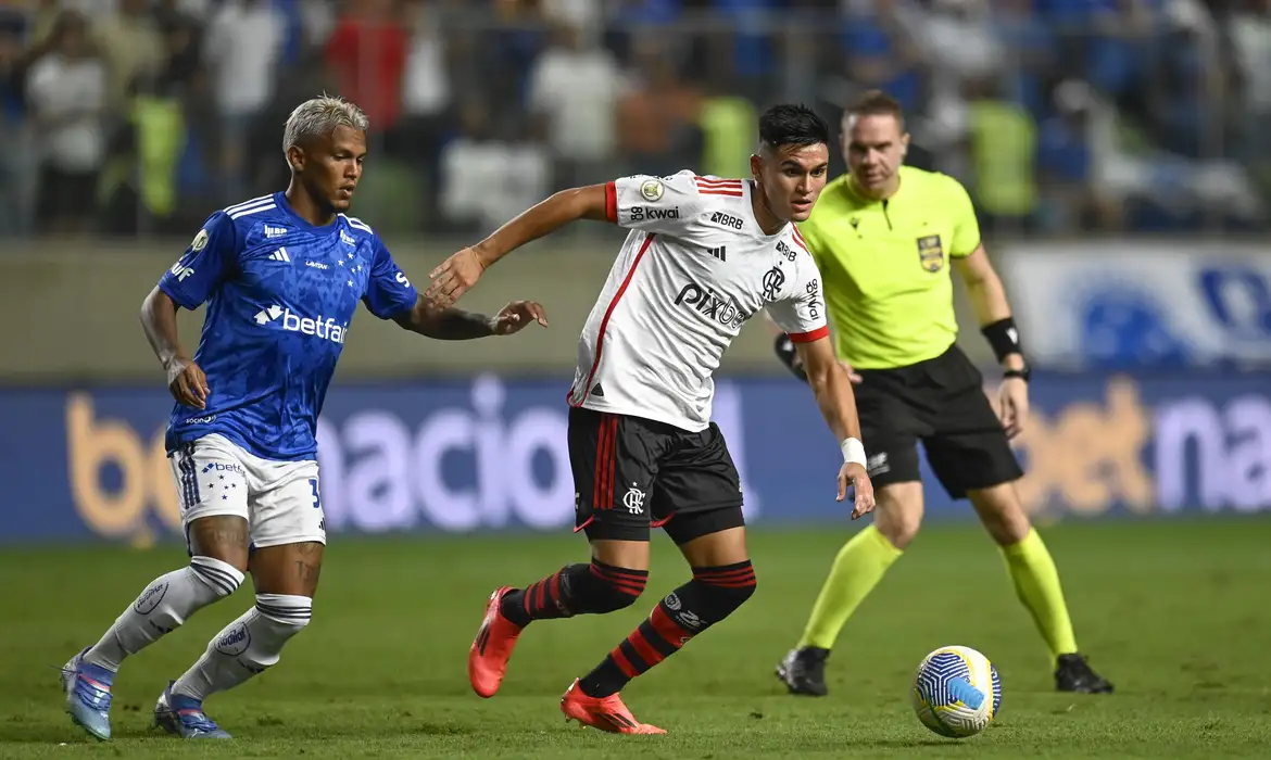 David Luiz marca de falta e Flamengo vence Cruzeiro em Belo Horizonte