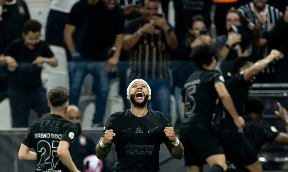 Depay brilha e Corinthians vence para ficar perto da Pré-Libertadores