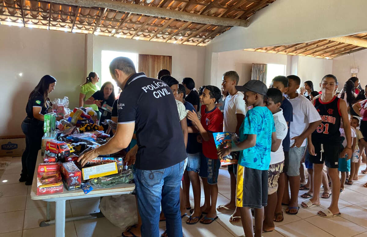 Policiais civis realizam entrega de brinquedos e cestas básicas no interior do Ceará