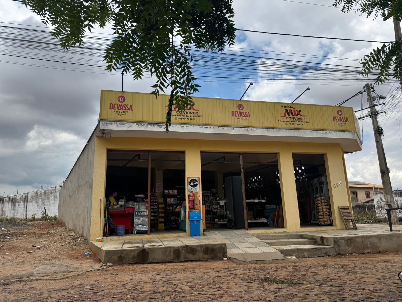 AO VIVO: moradores do bairro Mirandão, em Crato, reclamam das constantes faltas de energia elétrica e dos prejuízos ao comércio