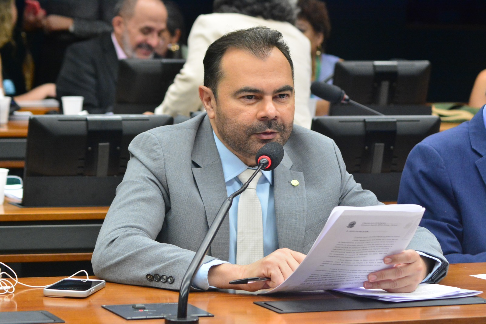 Com relatoria do deputado Idilvan Alencar, projeto que beneficia estudantes com deficiência é aprovado na Comissão de Educação