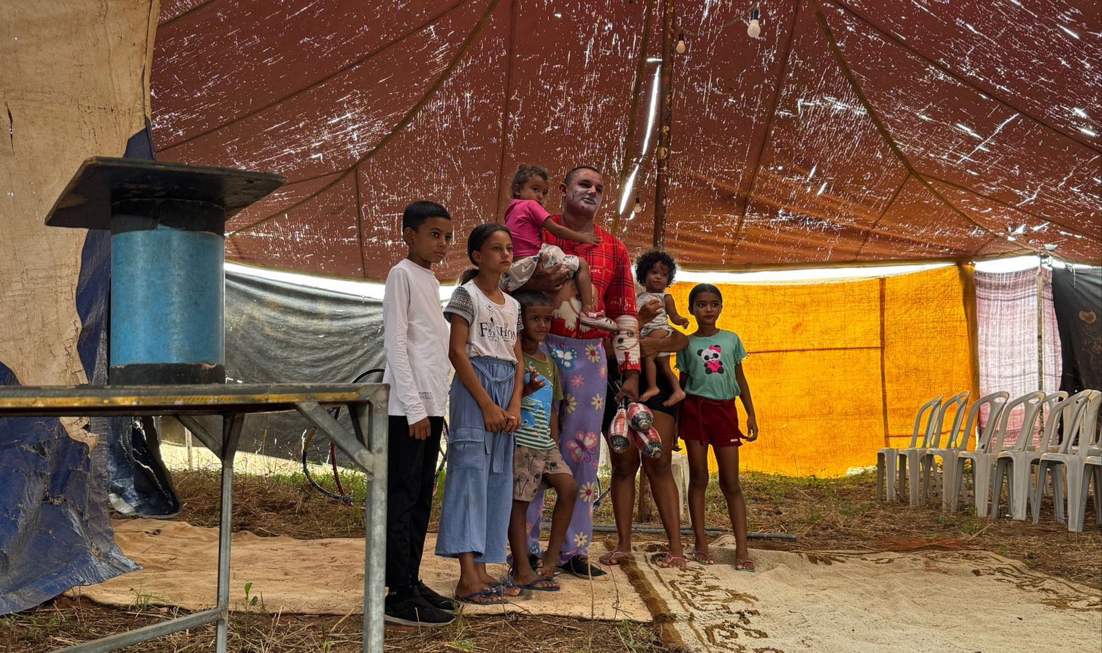 “Palhaço do Sinal” fala sobre a rotina com a família e pede ajuda para renovar estrutura de um circo, em Crato