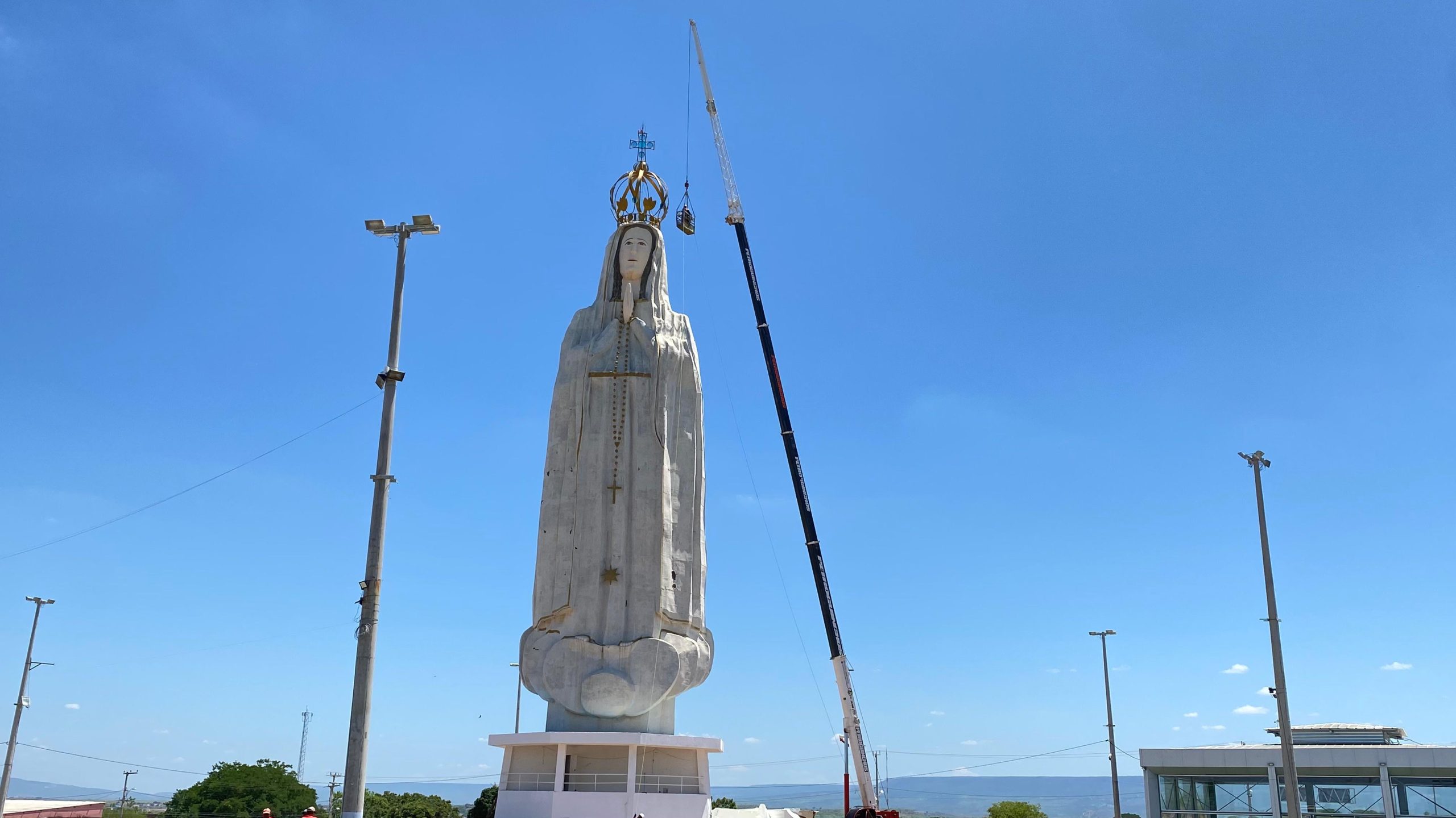 AO VIVO: começa trabalho de desmontagem do monumento de Nossa Senhora de Fátima, em Crato