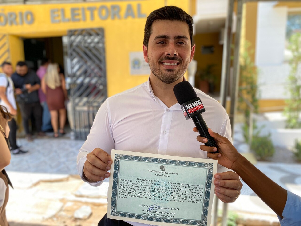 Prefeito eleito Léo Brito é diplomado pelo Cartório Eleitoral de Nova Olinda