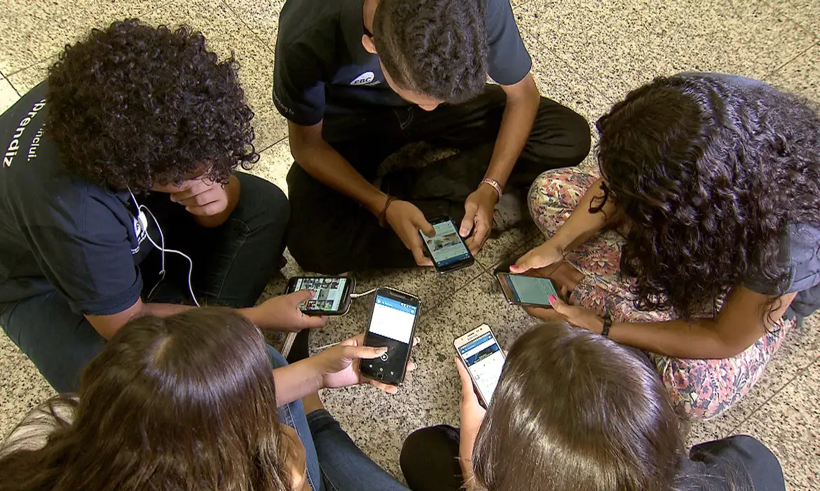 Senado aprova projeto para restringir uso de celular em escolas