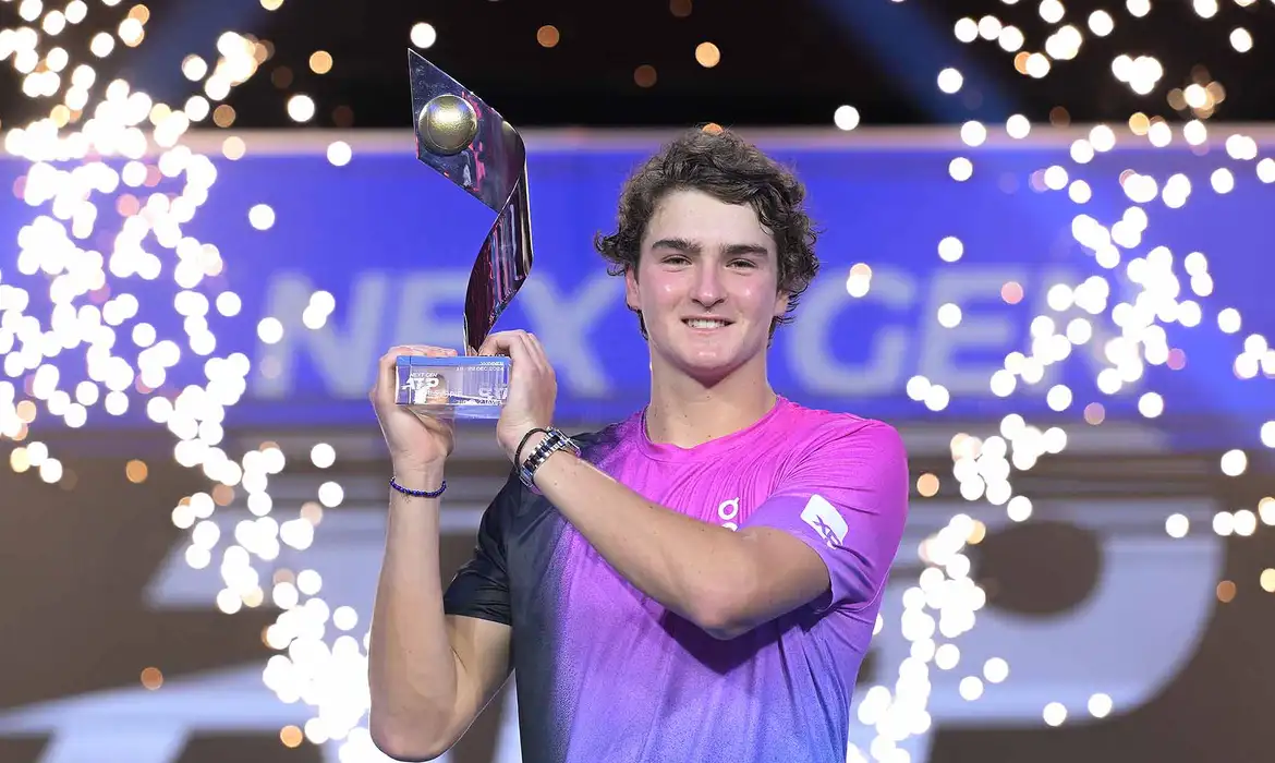 Tênis: João Fonseca conquista o título do Next Gen ATP Finals