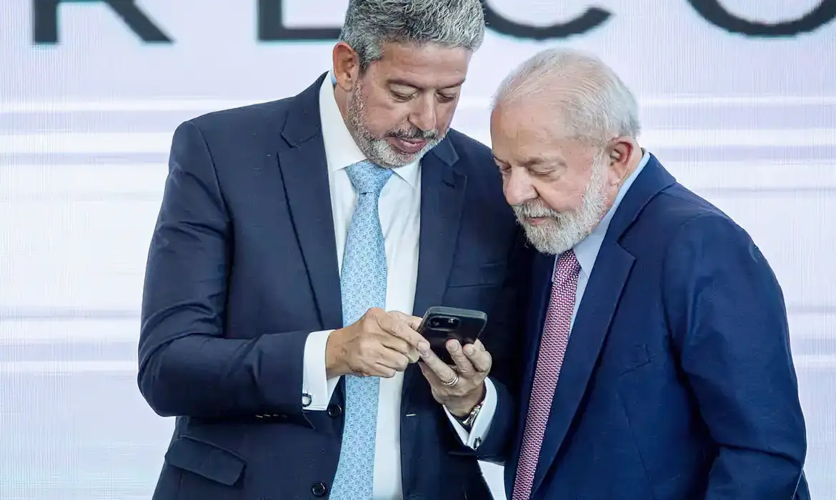 Lira e Lula se reúnem no Alvorada em meio a bloqueio de emendas