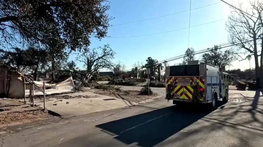 Equipes de resgate vasculham os destroços de casas queimadas em Los Angeles