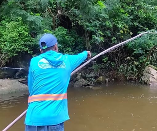 SAAEC remove encanamento irregular na cascata do Lameiro, em Crato, após denúncia veiculada no News Cariri