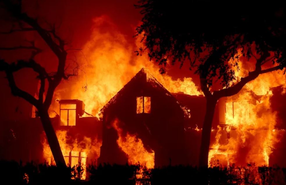 Incêndio fora de controle destrói casas em Los Angeles