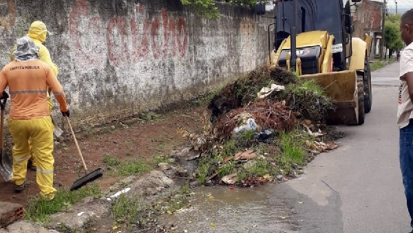 Prefeitura do Crato realiza mutirão no Seminário e alerta sobre o acúmulo de lixo nas ruas