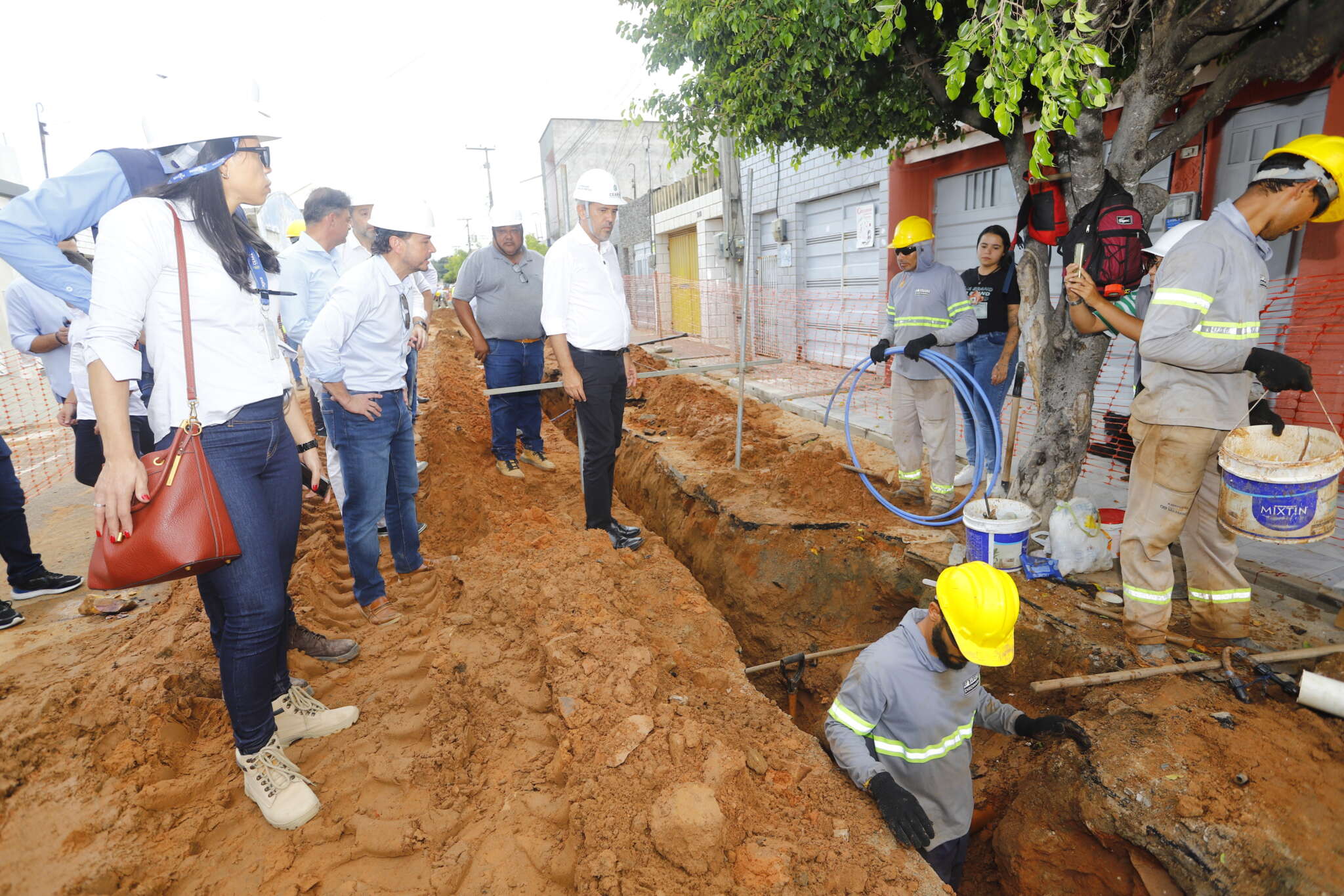 Em Juazeiro do Norte, governador Elmano visita obras de ampliação do esgotamento sanitário e abastecimento