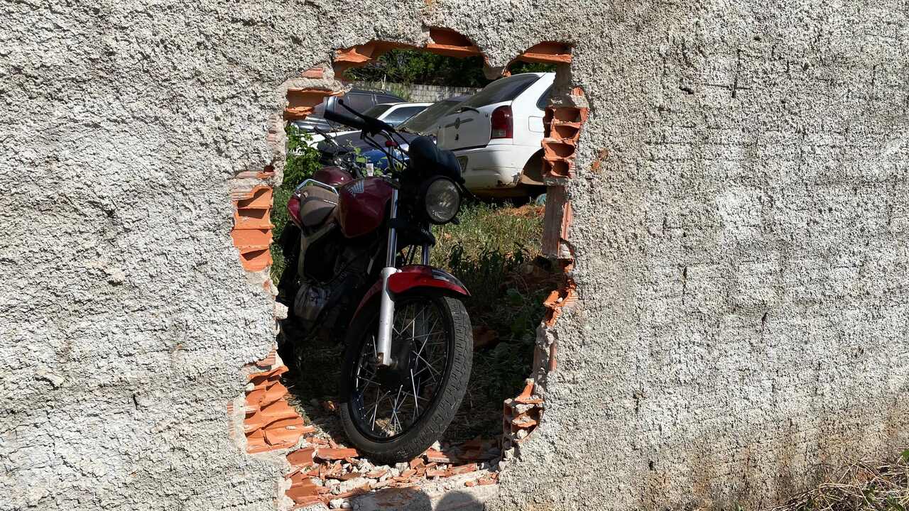 AO VIVO: três indivíduos fogem após tentativa de furto de motos num depósito da Polícia Civil, em Juazeiro do Norte