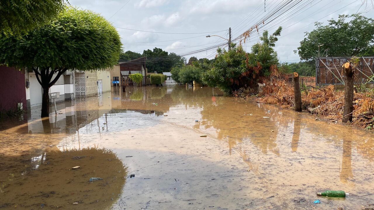 AO VIVO: trecho do bairro Lagoa Seca fica inundado após chuvas em Juazeiro do Norte