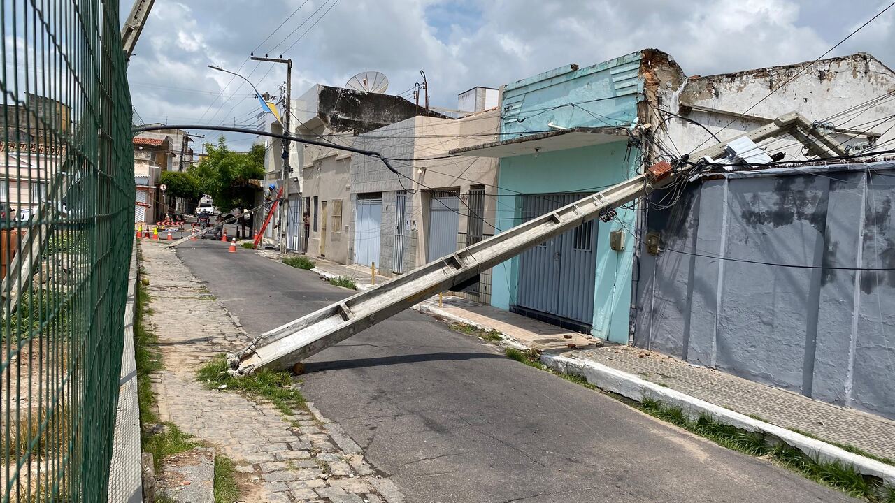 AO VIVO: postes caem e interditam trecho da rua Santa Luzia, em Juazeiro do Norte