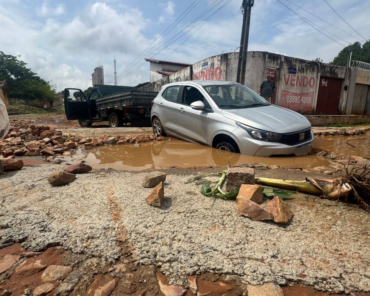 AO VIVO: carro fica atolado no cruzamento das ruas Odete Alencar e Manoel Germano, no bairro Lagoa Seca