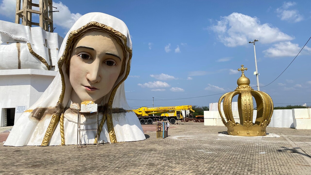 AO VIVO: trabalho de montagem do monumento Nossa Senhora de Fátima é retomado na cidade do Crato