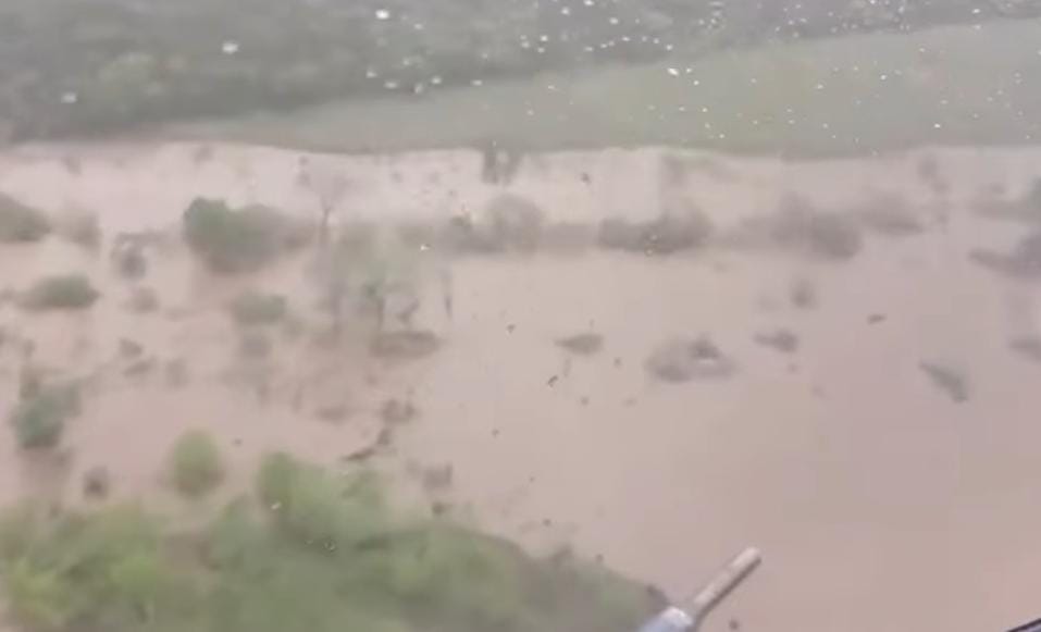 Barragem rompe após chuvas fortes e deixa comunidade rural ilhada no interior do Ceará