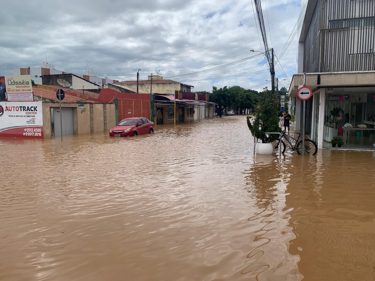 AO VIVO: ruas do bairro Lagoa Seca ficam inundadas após chuvas registradas nesta terça-feira, em Juazeiro do Norte