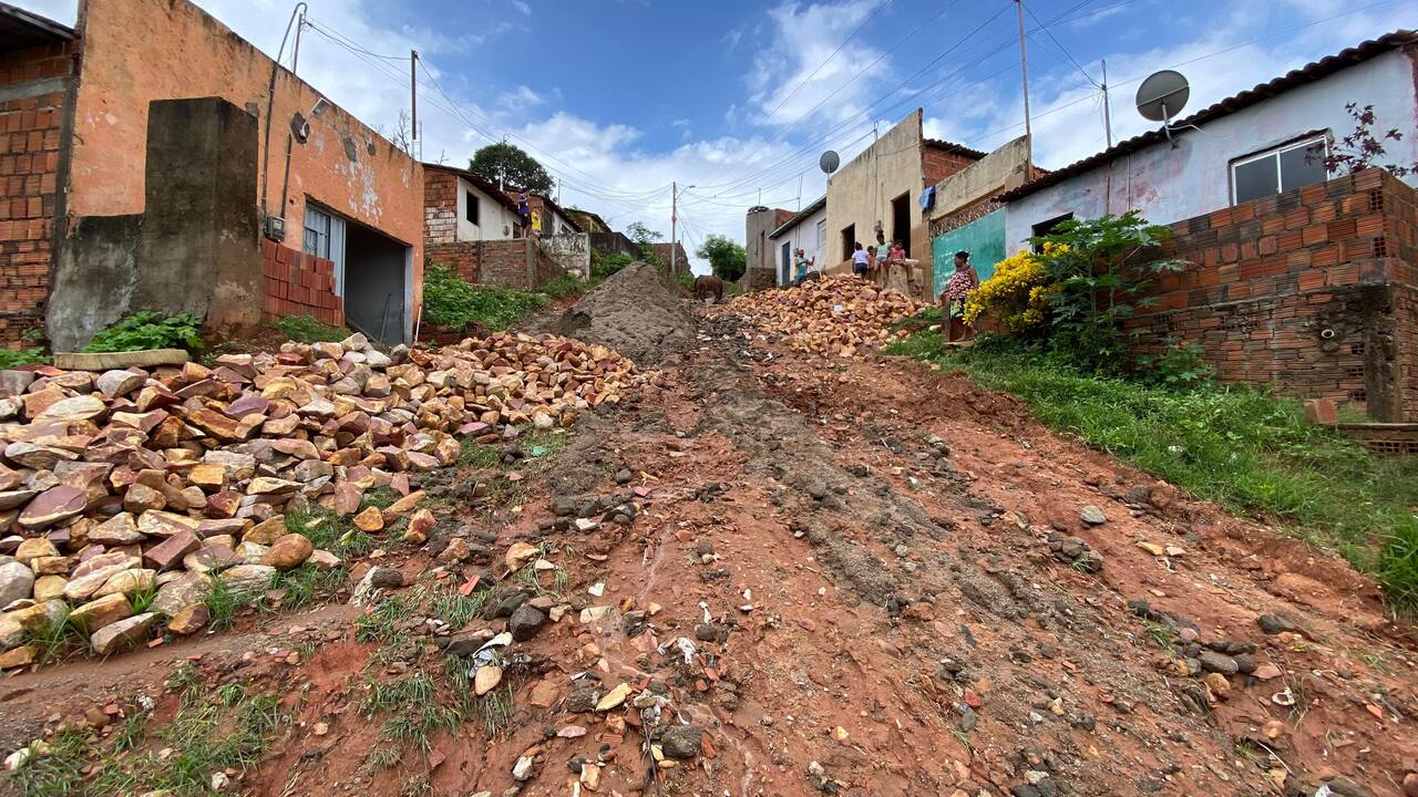 AO VIVO: população reclama de calçamento inacabado numa rua do bairro Batateiras, em Crato