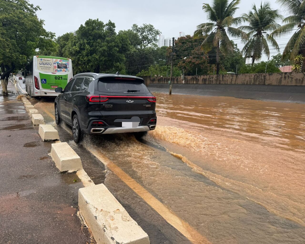 AO VIVO: trânsito da avenida Leão Sampaio fica lento após inundação em Juazeiro do Norte