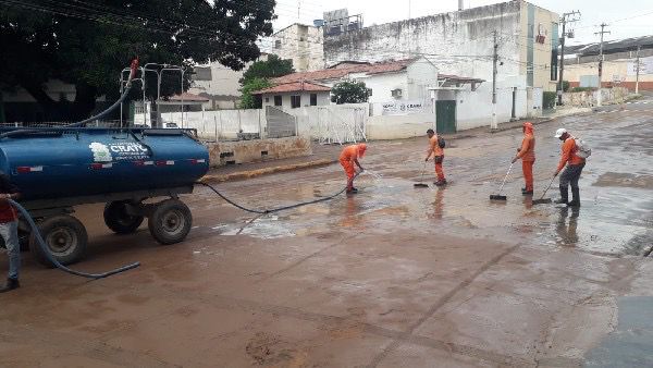 Prefeitura do Crato intensifica serviços de limpeza nas ruas da cidade após fortes chuvas