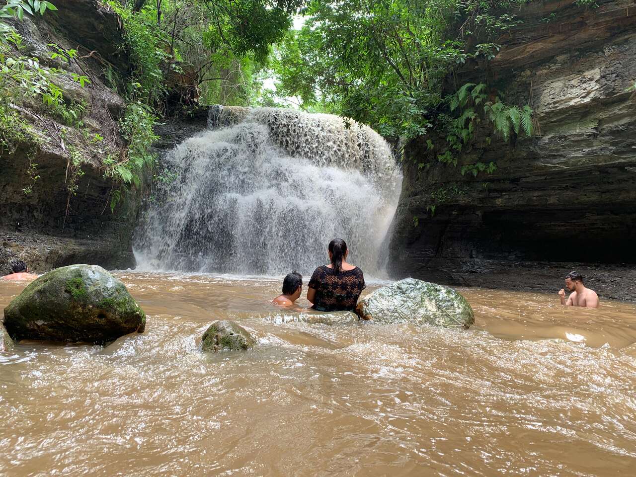 Cascata do Crato recebe visitantes para mergulhos e atividades de lazer; confira as imagens