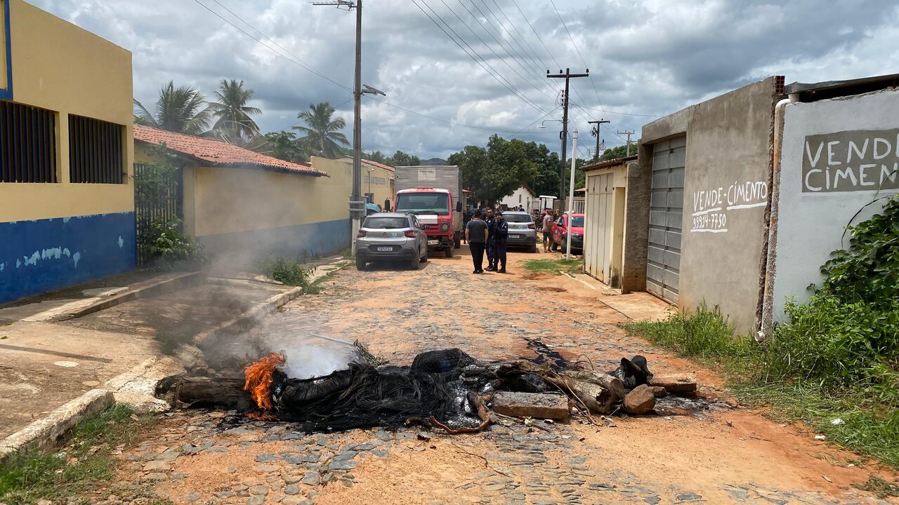 População de Caririaçu se revolta com decisão da prefeitura de fechar escola e bloqueia estrada do sítio Cobras