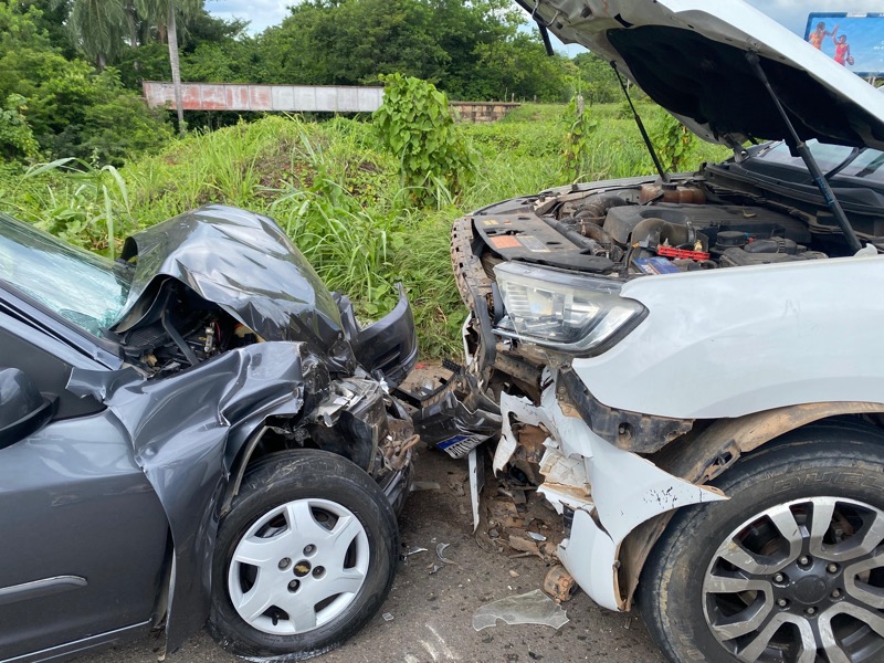 AO VIVO: acidente envolvendo carro, caminhonete e carro-forte é registrado na divisa entre Juazeiro do Norte e Crato