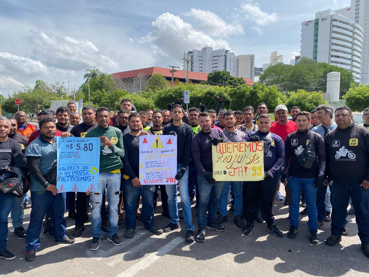 AO VIVO: motociclistas de aplicativo realizam manifestação para cobrar reajuste dos valores recebidos pela Uber e pela 99, em Juazeiro do Norte