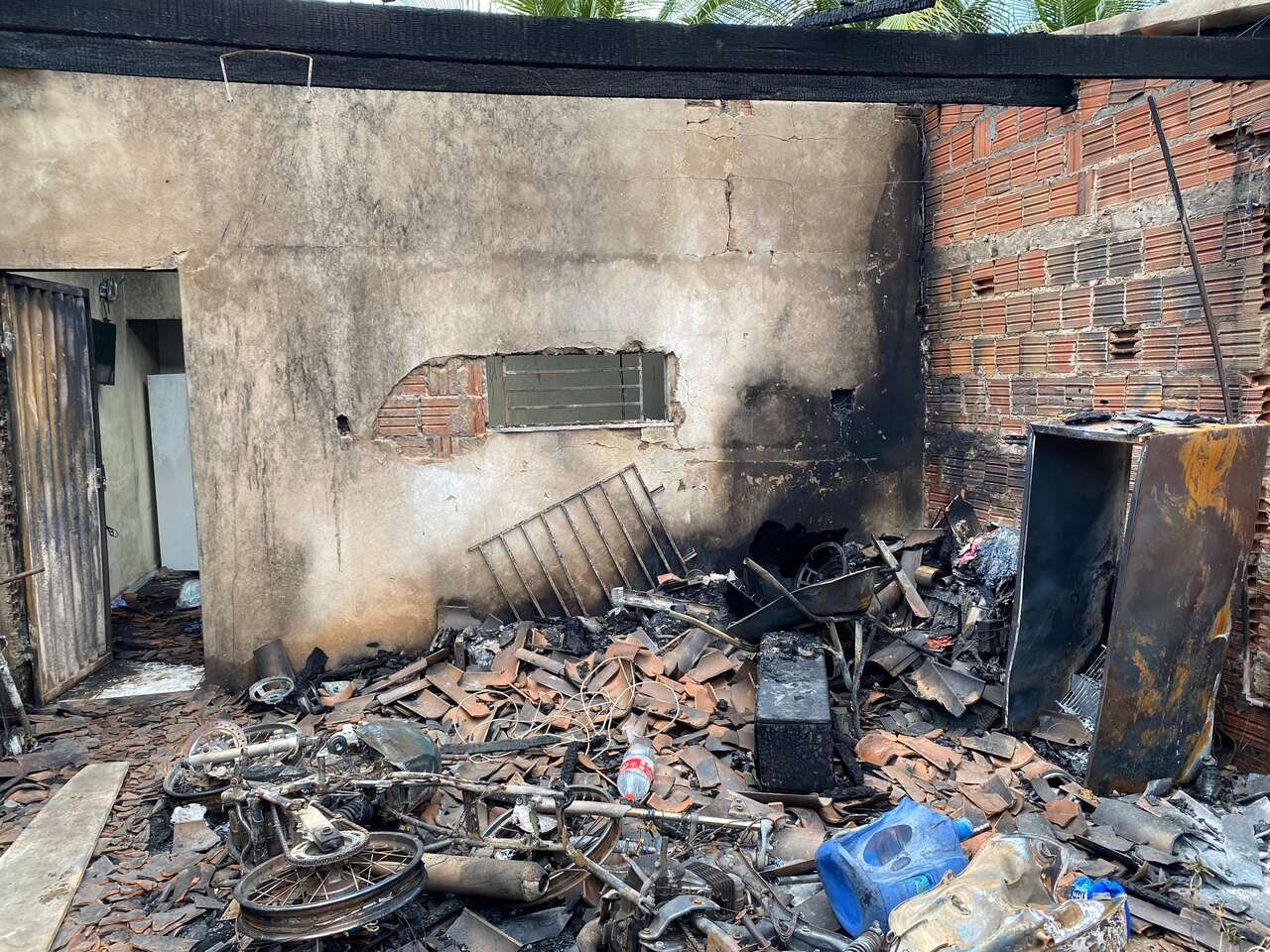 Incêndio destrói casa recém-construída em Juazeiro do Norte enquanto família participava de domingo de lazer num balneário