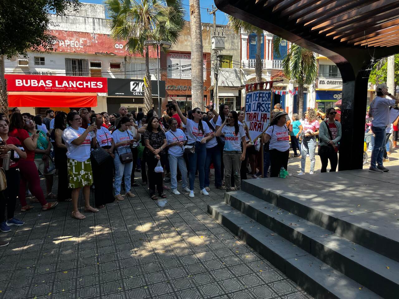 AO VIVO: servidores públicos realizam manifestação reivindicando reajuste salarial no Crato