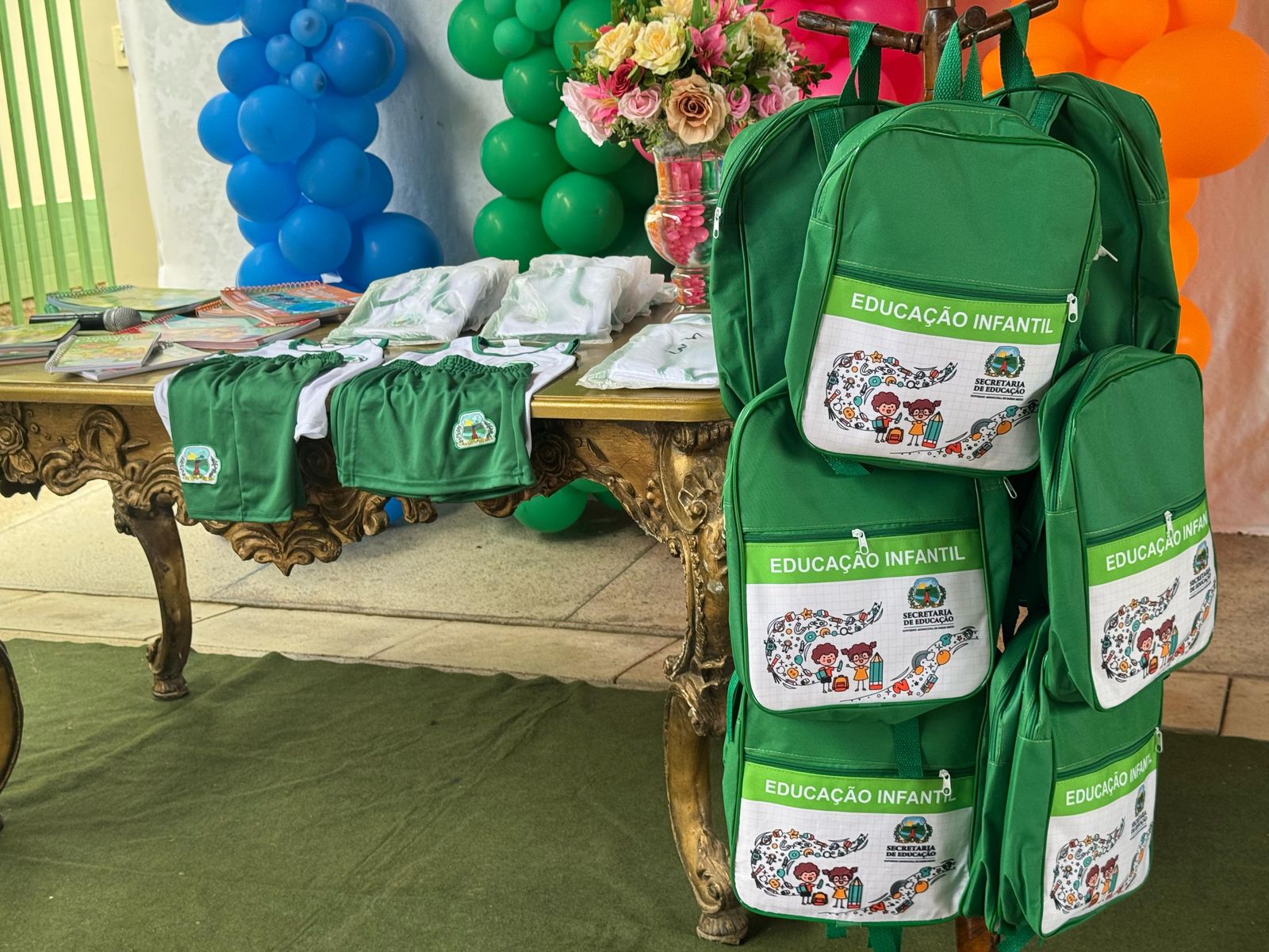 Prefeitura de Farias Brito realiza entrega de kits escolares para a Educação Infantil